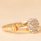 Anello a fiore vintage in oro giallo e bianco 9K con diamanti (0.10ctw ca.), anni ‘70/‘80