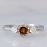 Trilogy vintage in platino con diamante centrale fancy brown (0.57ct) e diamanti laterali (0.20ctw)