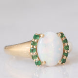 Anello vintage in oro giallo 8K con opale (0.90ct ca.) e smeraldi (0.10ctw ca.), anni ‘80