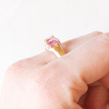 Veretta vintage in oro giallo e bianco 14K con zaffiri rosa sintetici (1.40ctw ca.) e diamanti (0.03ctw ca.), anni ‘70/‘80