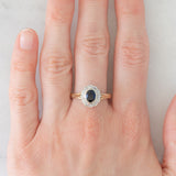 Anello a margherita vintage in oro giallo e bianco 9K con zaffiro (0.60ct ca.) e diamanti (0.12ctw ca.), anno 1991