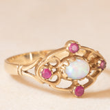 Anello vintage in stile antico in oro giallo 9K con opale (0.20ct ca.) e rubini sintetici (0.30ctw ca.), anni ‘80