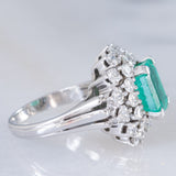 Anello vintage in oro bianco 14K con smeraldo (2ct ca.) e diamanti di taglio brillante (1.40ctw ca.), anni ‘60/‘70