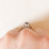 Anello a margherita vintage in oro giallo e bianco 9K con zaffiro (0.50ct ca.) e diamanti (0.08ctw ca.), anno 1987