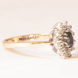 Anello a margherita vintage in oro giallo e bianco 9K con zaffiro (0.40ct ca.) e diamanti (0.18ctw ca.), anno 1960