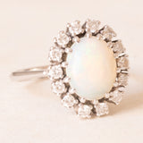 Anello a margherita vintage in oro bianco 14K con opale (1.70ct ca.) e diamanti di taglio brillante (0.40ctw ca.), anni ‘60