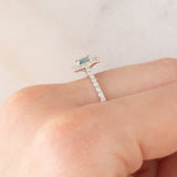 Anello a margherita vintage in oro bianco 18K con diamante blu (0.54ct) e diamanti bianchi (0.40ctw)