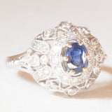 Anello vintage in oro bianco 18K con zaffiro (0.50ct ca.) e diamanti di taglio brillante (0.36ctw ca.), anni ‘50/‘60