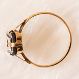 Anello antico in oro giallo 9K e con onice con lettera gotica “M”/“W”, anni ‘30