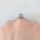 Anello a margherita vintage in oro bianco 9K con zaffiro di taglio carré (0.20ct ca.) e diamanti (0.38ctw ca.), anni ‘90/anni ‘2000