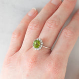 Anello a margherita vintage in oro bianco 14K con peridoto verde (2.60ct ca.) e diamanti di taglio brillante (0.36ctw ca.), anni ‘70/‘80