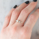 Trilogy antico in oro giallo 14K e argento con diamanti di taglio vecchia miniera (0.20ctw ca.) e perla bianca, anni ‘10/‘20