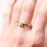 Anello trilogy in oro giallo e bianco 9K con opale (0.20ct ca.) e pietre bianche imitazioni di diamanti, anno 1999