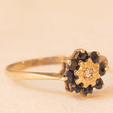 Anello a fiore vintage in oro giallo 9K con zaffiri (0.40ctw ca.) e diamante, anno 1992