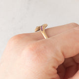 Anello contrarier antico a doppio serpente in oro giallo 14K con smeraldi, rubini e diamanti di taglio vecchio (0.16ctw ca.), anni ‘20