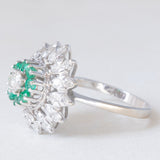 Anello vintage a fiore in oro bianco 18K con smeraldi (0.40ctw ca.) e diamanti di taglio brillante (1.20ctw ca.), anni ‘60/‘70