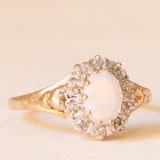 Anello a margherita vintage in oro giallo e bianco 9K con opale (0.30ct ca.) e diamanti, anni ‘70/‘80