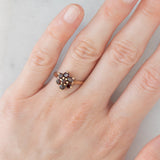 Anello a fiore vintage in oro giallo 9K con granati (0.70ctw ca.), anno 1966
