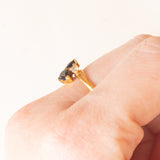 Anello contrarier vintage francese in oro giallo 18K con zaffiri (0.60ctw ca.) e diamanti di taglio brillante (0.18ctw ca.), anni ‘70
