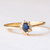 Anello a margherita vintage in oro giallo 18K con zaffiro (0.17ct ca.) e diamanti di taglio brillante (0.04ctw ca.), anni ‘70/‘80