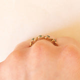 Veretta vintage in oro giallo 9K con smeraldi (0.25ctw ca.) e diamanti (0.03ctw ca.), anni ‘70/‘80