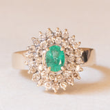 Anello a margherita vintage in oro bianco 18K con smeraldo (0.50ct ca.) e diamanti (0.53ctw ca.), anni ‘60/‘70