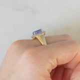 Anello a margherita vintage in oro giallo e bianco 14K con tanzanite (2.10ct ca.) e diamanti (0.30ctw ca.), anni ‘80