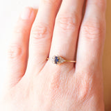 Anello vintage in oro giallo e bianco 9K con zaffiro (0.40ct ca.) e diamanti (0.14ctw ca.), anni ‘2000