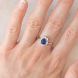 Anello a margherita vintage in platino con zaffiro (1.20ct) e diamanti (0.40ctw), anni ‘70/‘80