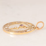 Ciondolo antico in oro giallo 9K con decorazioni naturalistiche e con rodine decorato da perline bianche e da ametista, anni ‘10/‘20