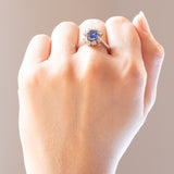 Anello vintage in oro bianco 14K con zaffiro(0.80ct ca.) e diamanti (0.48ctw ca.), anni '60