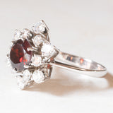 Anello a fiocco di neve vintage in oro bianco 18K con granato (2ct ca.) e diamanti di taglio brillante (1.50ctw ca.), anni ‘80