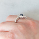 Anello a margherita vintage in oro bianco 14K con zaffiro (1.15ct ca.) e diamanti di taglio brillante (0.48ctw ca.), anni ‘80