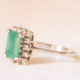 Anello a margherita vintage in oro bianco 14K con smeraldo (1.70ct ca.) e diamanti (0.28ctw ca.), anni ‘70