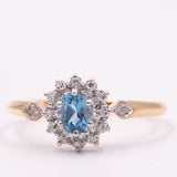 Anello a margherita vintage in oro giallo 9K con topazio azzurro (0.45ct ca.) e diamanti (0.14ctw ca.), anni ‘90