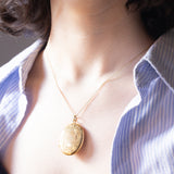 Ciondolo portafoto antico di forma ovale con lamina in oro giallo 9K su metallo, primi del ‘900