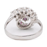 Anello tourbillon vintage in oro bianco 14K con rubino (0.40ct ca.) e diamanti di taglio brillante (0.70ctw ca.), anni '70