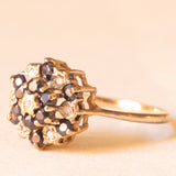Anello a fiore vintage in oro giallo 9K con zaffiri (0.60ctw ca.) e diamanti (0.07ctw ca.)