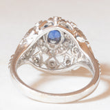 Anello vintage in oro bianco 18K con zaffiro (0.50ct ca.) e diamanti di taglio brillante (0.36ctw ca.), anni ‘50/‘60