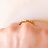 Anello a “V” vintage in oro giallo 18K con smeraldi di taglio carré (0.28ctw ca.) e diamanti di taglio tapered (0.25ctw ca.), anni ‘70/‘80