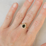 Anello a margherita vintage in oro giallo 18K con zaffiro (0.70ct ca.) e diamanti di taglio brillante (0.40ctw ca.), anni ‘80/‘90
