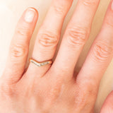Anello a “V” vintage in oro giallo 9K con diamanti (0.07ctw ca.)