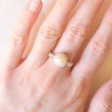 Anello vintage in oro bianco 18K con perla bianca e diamanti (0.34ctw ca.), anni ‘60/‘70