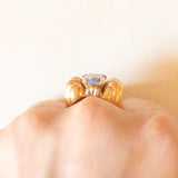 Anello vintage a fiocco in oro giallo 18K con spinello azzurro sintetico (2.50ct ca.), anni ‘50