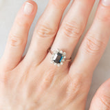 Anello a margherita vintage in oro bianco 18K con zaffiro e diamanti di taglio brillante (0.24ctw ca.), anni ‘70
