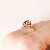 Anello a margherita vintage in oro giallo e bianco 9K con zaffiro (1ct ca.) e diamanti (0.05ctw ca.), anno 1989