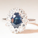 Anello a margherita vintage in oro bianco 14K con zaffiro (1.40ct ca.) e diamanti (0.30ctw ca.), anni ‘60/‘70