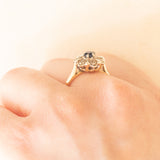 Anello a margherita vintage in oro giallo e bianco 9K con zaffiro (0.25ct ca.) e diamanti (0.06ctw ca.), anni ‘60