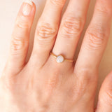 Solitario vintage in oro giallo 9K con opale (0.25ct ca.), anno 1976
