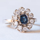 Anello a margherita vintage in oro bianco 14K con zaffiro (0.65ct ca.) e diamanti di taglio brillante (0.40ctw ca.), anni ‘70